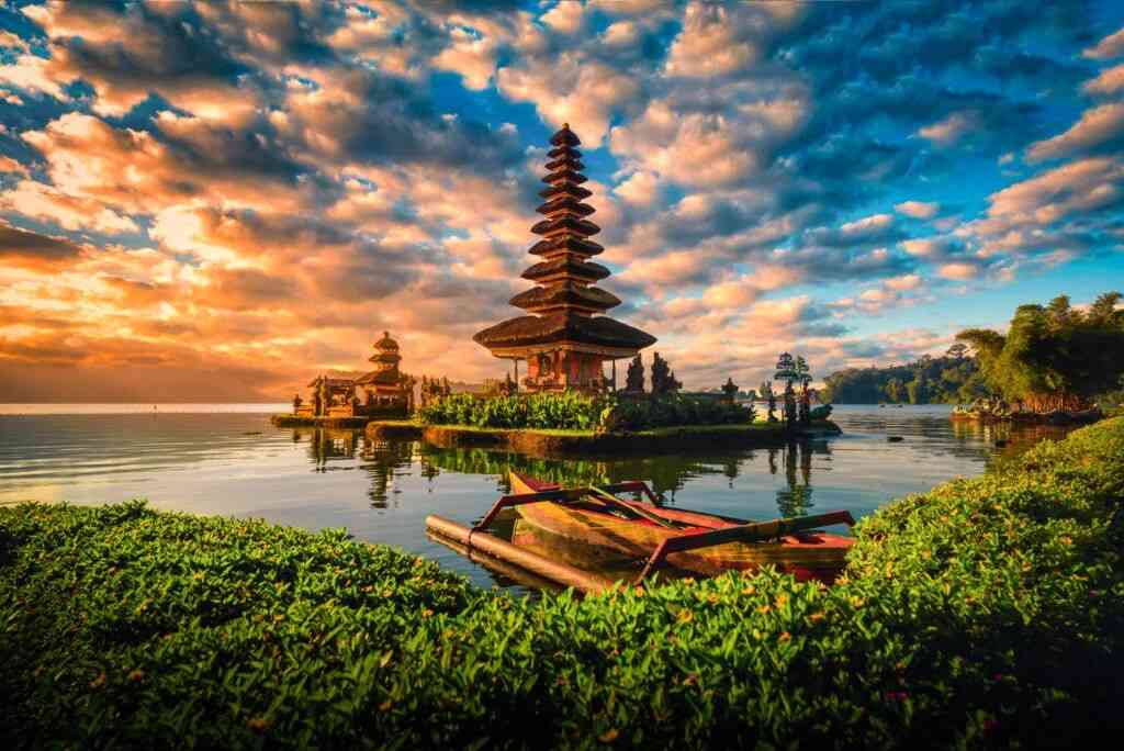Cheap flights UK to Bali with FlyBritannia – London, Manchester, Birmingham airfare deals to Denpasar Indonesia with student discounts and flexible tickets.